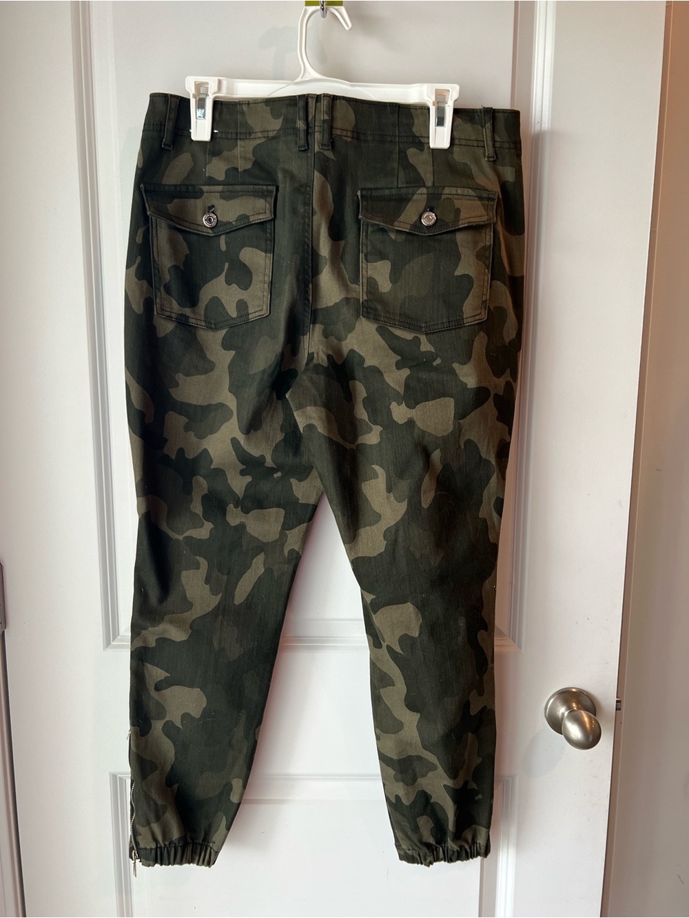 White House Black Market Camouflage The Slim Ankle jeans. Size 12 - Picture 7 of 13